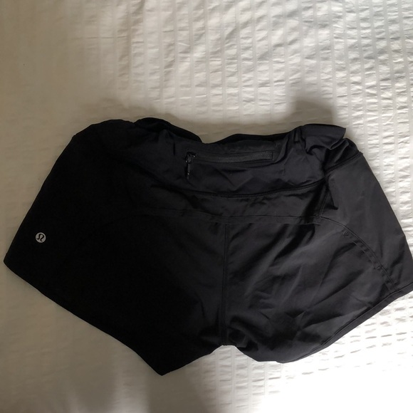 Black lululemon Speed Up Low-Rise Lined Short 2.5” US size 6 in good condition - Picture 2 of 2